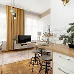 Jasne Studia Very Berry W Centrum Poznania By Renters Apartment