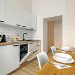 Apartment Jasne Studia Very Berry W Centrum Poznania By Renters Posen