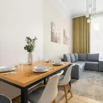 Apartment Jasne Studia Very Berry W Centrum Poznania By Renters