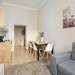 Apartment Jasne Studia Very Berry W Centrum Poznania By Renters *