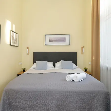 Jasne Studia Very Berry W Centrum Poznania By Renters