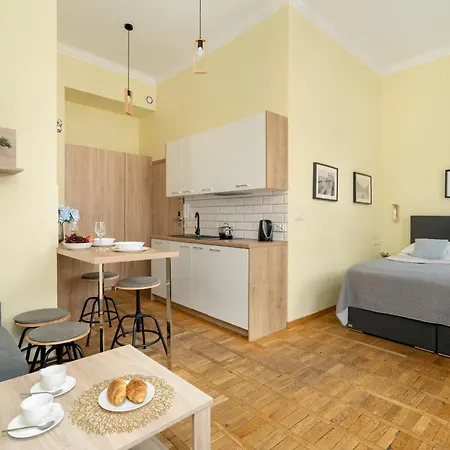Jasne Studia Very Berry W Centrum Poznania By Renters Apartment