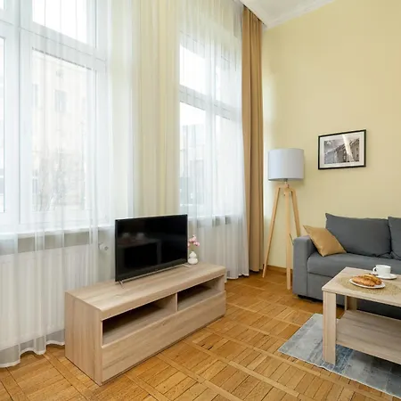 Jasne Studia Very Berry W Centrum Poznania By Renters Apartment