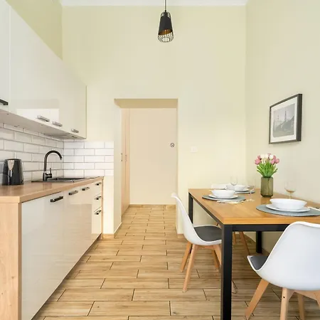 Jasne Studia Very Berry W Centrum Poznania By Renters Apartment