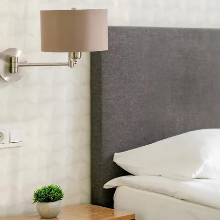 Jasne Studia Very Berry W Centrum Poznania By Renters Apartament