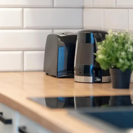 Jasne Studia Very Berry W Centrum Poznania By Renters Apartment