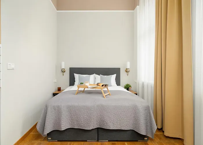 Jasne Studia Very Berry W Centrum Poznania By Renters Apartment