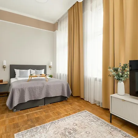 Jasne Studia Very Berry W Centrum Poznania By Renters