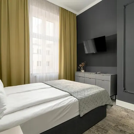 Jasne Studia Very Berry W Centrum Poznania By Renters Apartamento *