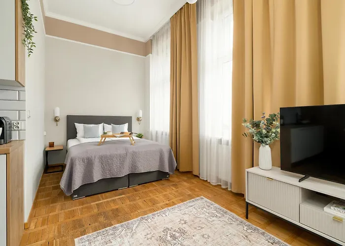 Jasne Studia Very Berry W Centrum Poznania By Renters