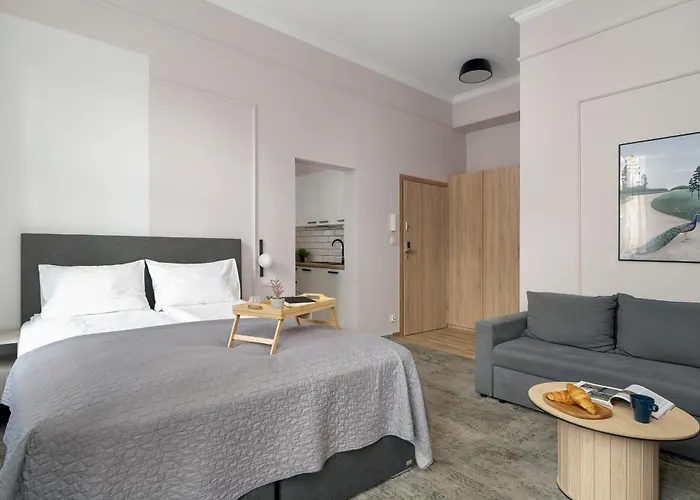 Apartment Jasne Studia Very Berry W Centrum Poznania By Renters Posen